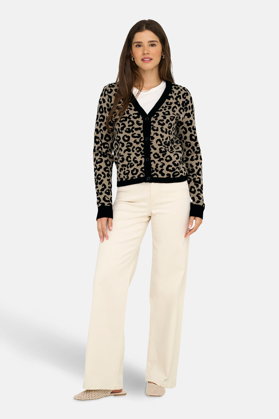 Cardigan à motifs léopard multicolore de ONLY, porté sur un t-shirt blanc avec un pantalon large écru.