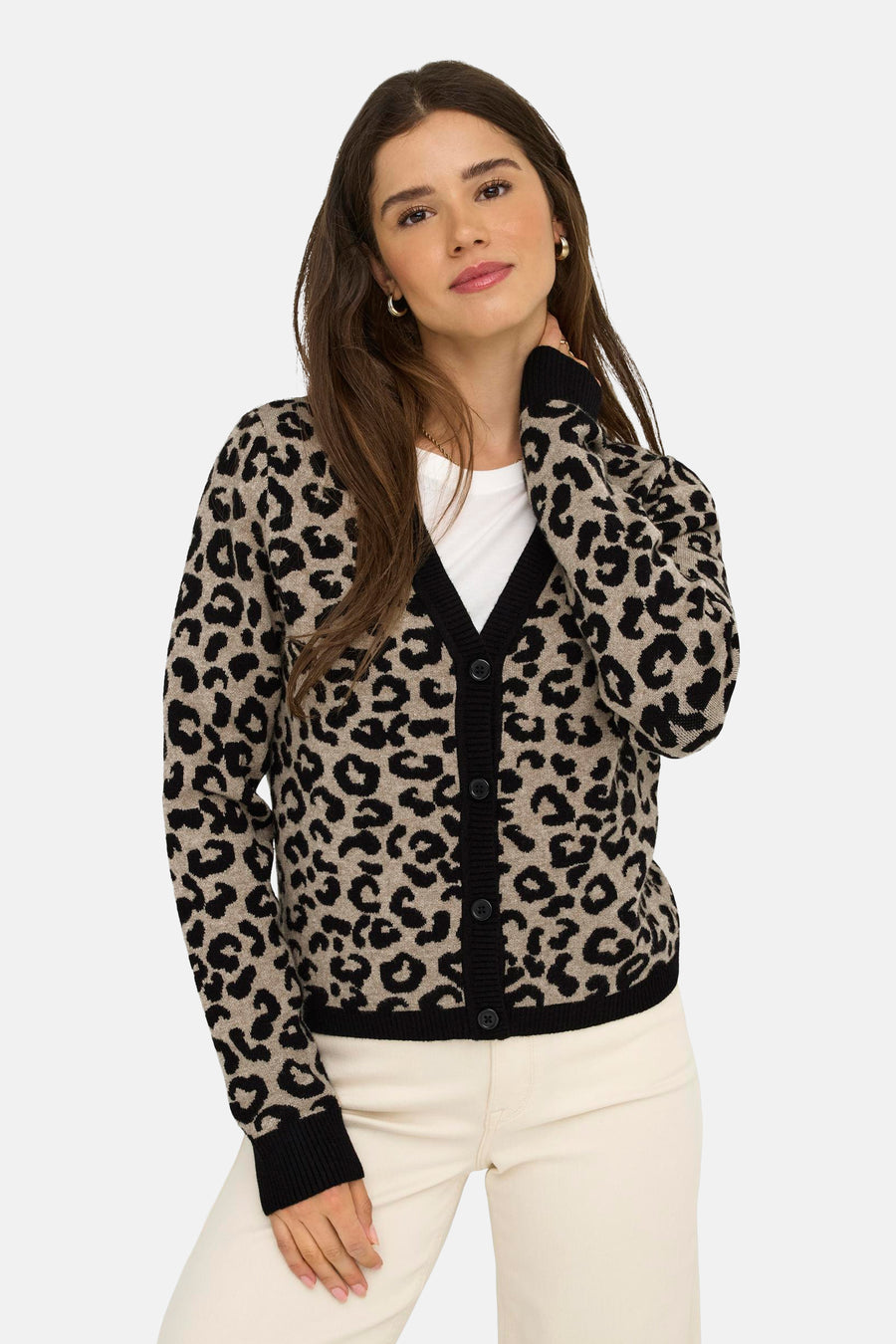 Cardigan multicolore de ONLY®, à motif léopard porté sur un t-shirt blanc et un pantalon beige.

