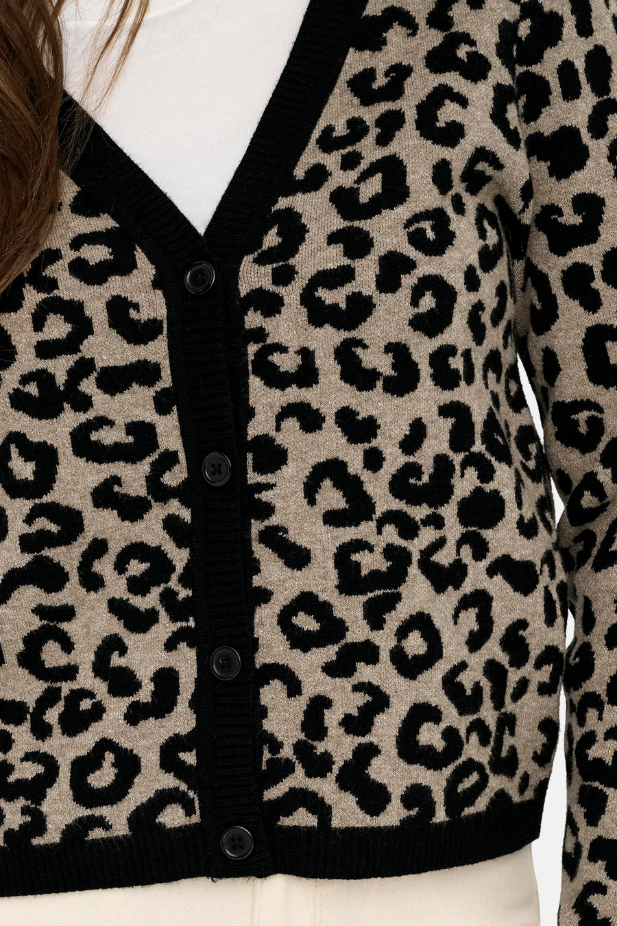 Cardigan multicolore de ONLY à motif léopard, avec des boutons noirs et des bordures noires.
