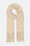 Beige sjaal van ONLY, van pluizig breisel met glittereffect en franjeafwerking.