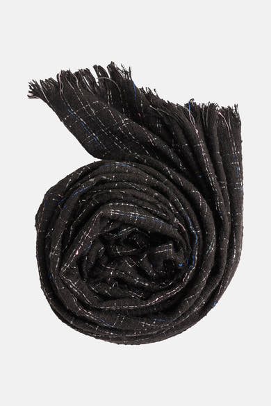 Écharpe noire ONLY®, à motifs tissés discrets et franges délicates sur les extrémités.
