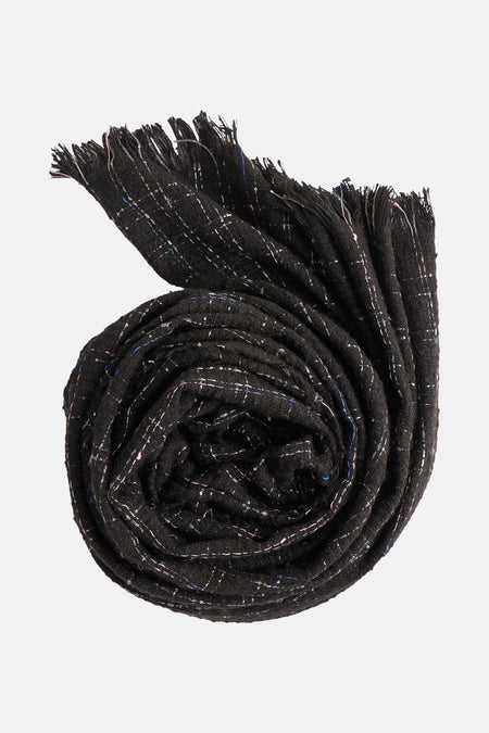 Écharpe noire ONLY®, à motifs tissés discrets et franges délicates sur les extrémités.
