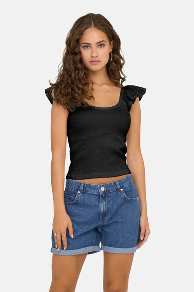 T-shirt noir à manches courtes de ONLY, avec des détails ajourés sur les manches, porté avec un short en jean bleu.
