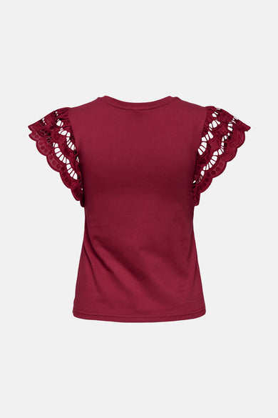 T-shirt bordeaux à manches courtes de ONLY, avec manches à volants en dentelle ajourée, vue arrière.
