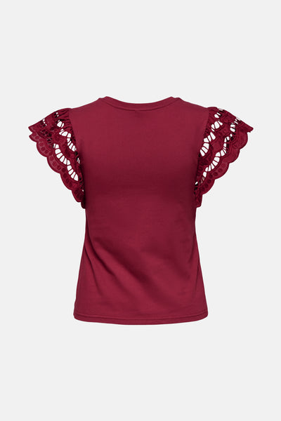T-shirt bordeaux à manches courtes de ONLY, avec manches à volants en dentelle ajourée, vue arrière.
