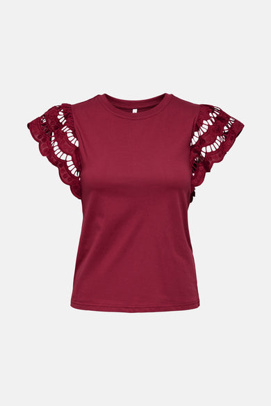 T-shirt bordeaux à manches courtes de ONLY, avec des détails ajourés sur les manches.