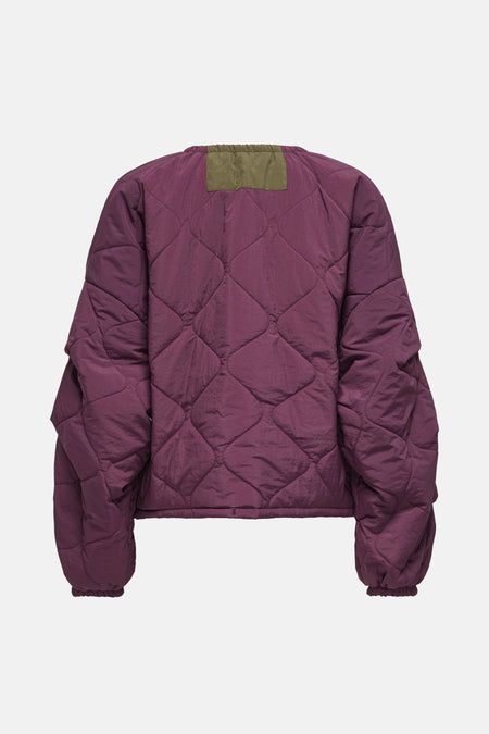 Veste courte matelassée prune de ONLY®, avec détail vert kaki au dos et motif losanges.
