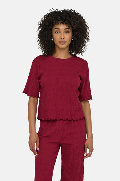 T-shirt rouge à manches courtes de ONLY, avec une texture gaufrée et un ourlet ondulé.