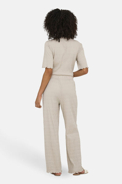 Beige broek van ONLY, met een geplooide textuur en een losse pasvorm met wijde pijpen.