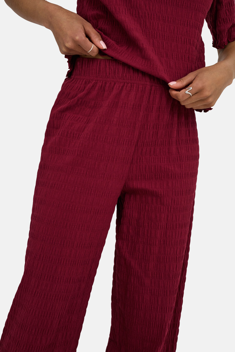 Bordeaux broek van ONLY®, wafelstructuur, losse pasvorm met elastische tailleband.