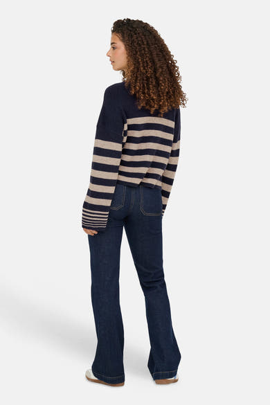 Pull à col rond bleu de ONLY®, à rayures beiges, porté avec un jean foncé.