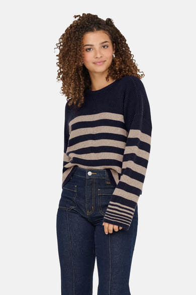 Pull à col rond bleu de ONLY, avec des rayures horizontales et des jeans assortis.