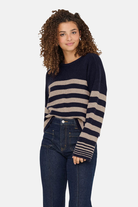 Ronde hals trui blauw van ONLY, met horizontale strepen en bijpassende jeans.