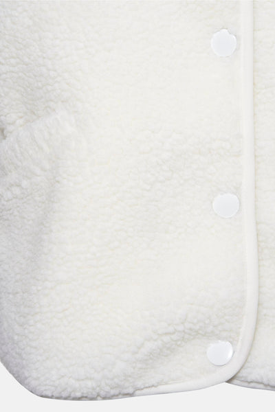 Gilet blanc en tissu bouclé de ONLY, avec fermeture à boutons-pression et détails de bordure contrastante.