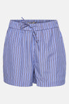 Short bleu rayé de ONLY agrémenté de fines paillettes argentées, avec une taille élastique à cordon.