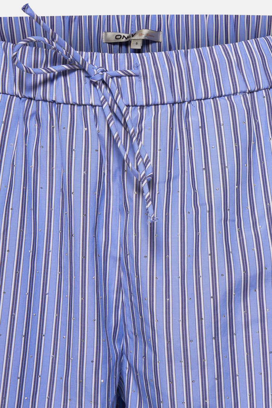 Short bleu à rayures verticales par ONLY, orné de petits strass scintillants et d'un cordon noué.