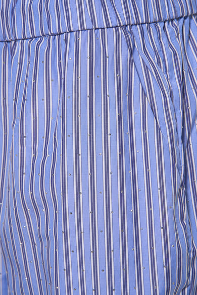 Short bleu de ONLY, à rayures verticales avec des détails scintillants, et une poche latérale.