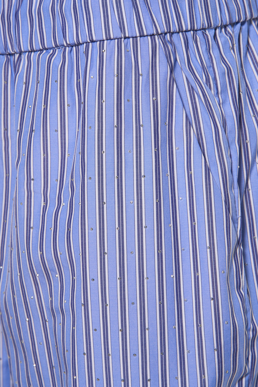 Short bleu de ONLY, à rayures verticales avec des détails scintillants, et une poche latérale.
