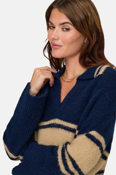 Pull bleu à rayures en maille duveteuse par ONLY®, porté avec un collier doré double.
