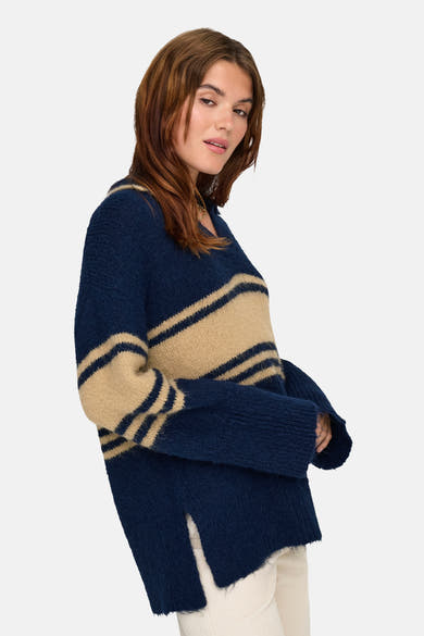 Pull bleu rayé ONLY®, à manches longues et coupe ample, porté avec un pantalon clair.