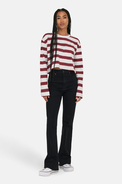 Sweat-shirt bordeaux à rayures by ONLY®, porté avec un jean noir et des baskets blanches.