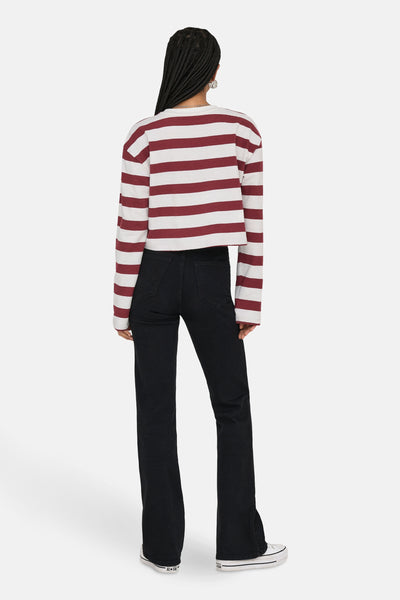 Sweat-shirt bordeaux rayé by ONLY, porté avec un jean noir et des chaussures de sport blanches.