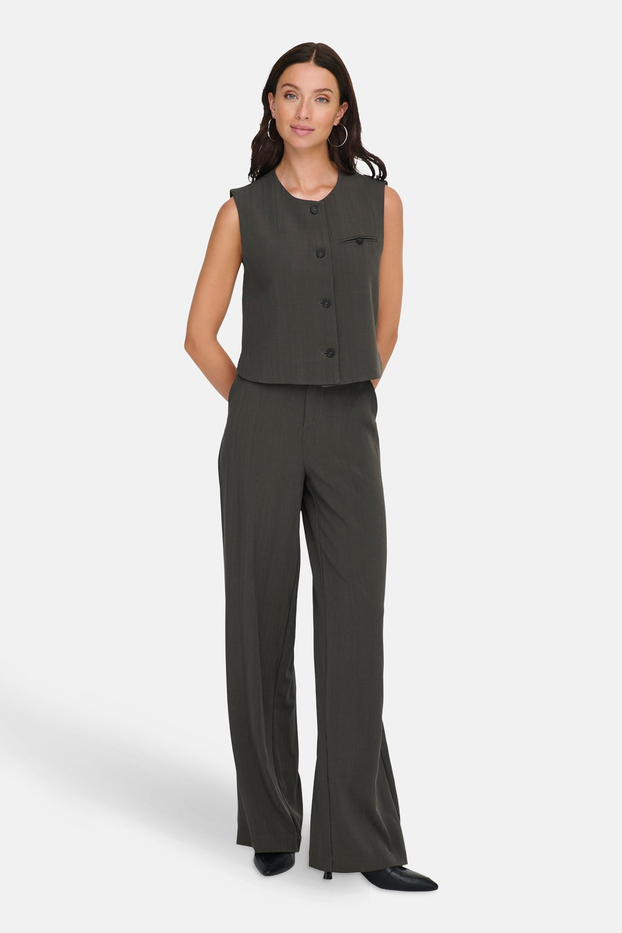 Pantalon de costume brun par ONLY, avec une coupe ample et taille haute, porté avec un veston assorti.
