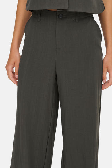 Pantalon de costume brun de ONLY, avec une texture subtile à chevrons, porté avec un haut assorti.