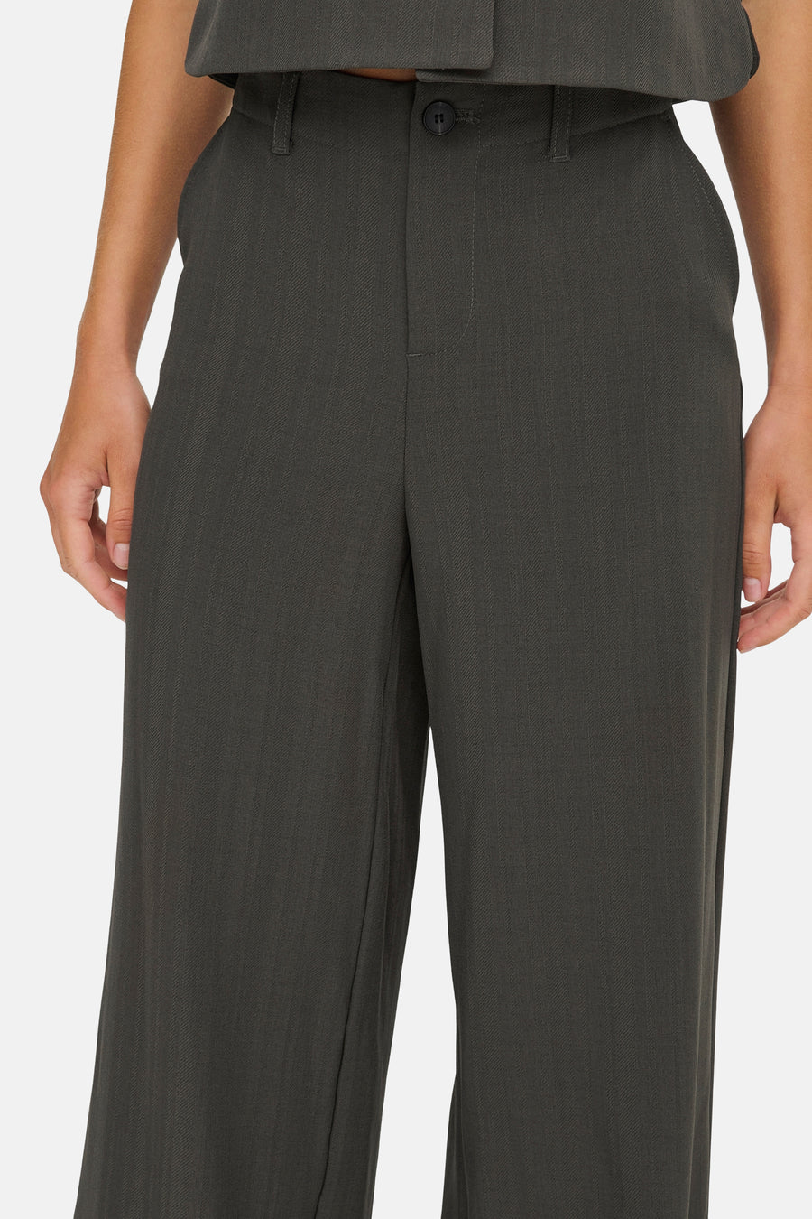 Pantalon de costume brun de ONLY, avec une texture subtile à chevrons, porté avec un haut assorti.
