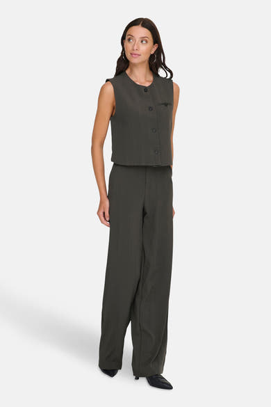 Gilet brun de ONLY, porté avec un pantalon assorti taille haute, sur fond uni.
