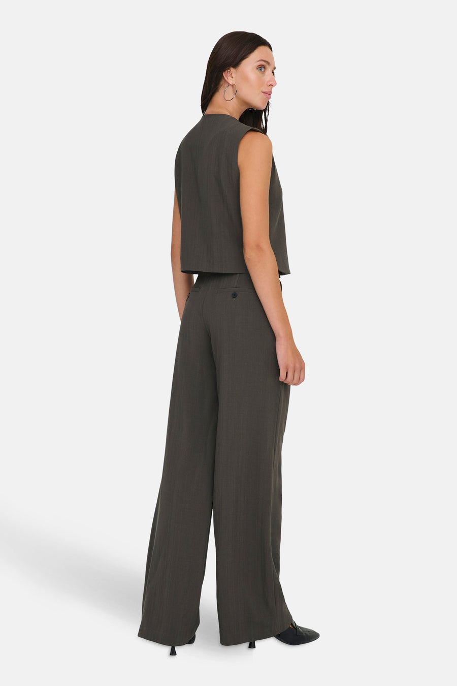 Gilet brun de ONLY, porté avec un pantalon assorti ample et des chaussures plates noires.