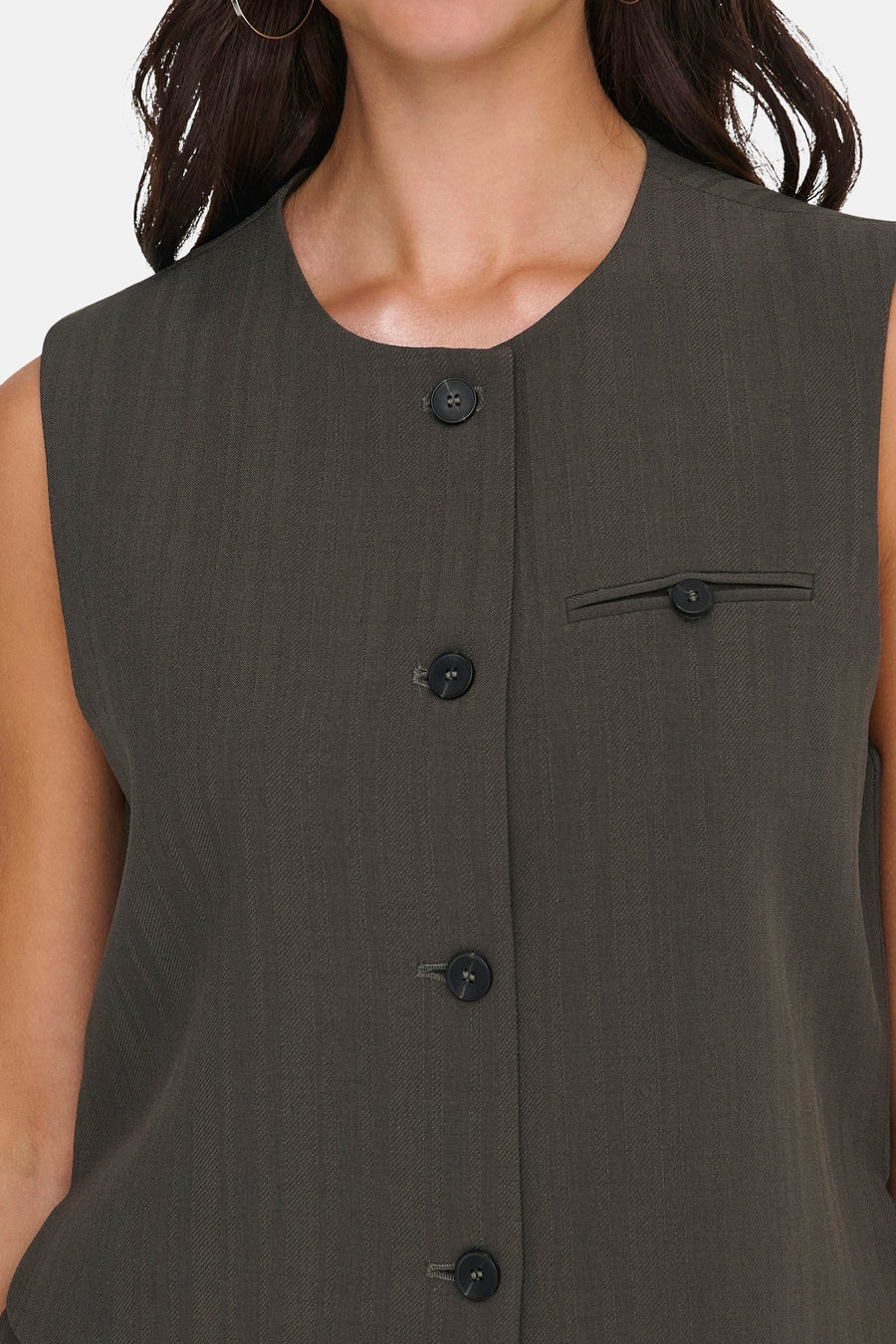 Gilet brun de ONLY, à rayures fines, avec une poche passepoilée boutonnée et une fermeture boutonnée.