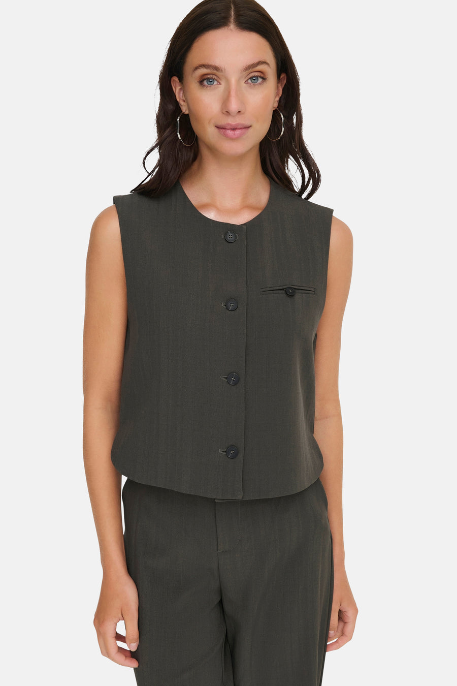 Gilet marron par ONLY, avec boutons, petite poche décorative et fines rayures verticales.