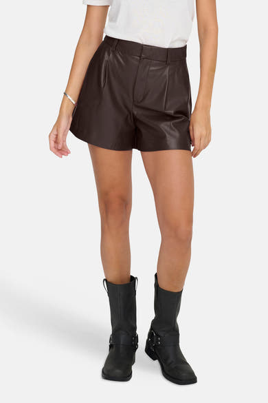 Short brun ONLY® porté avec un t-shirt blanc et des bottes noires