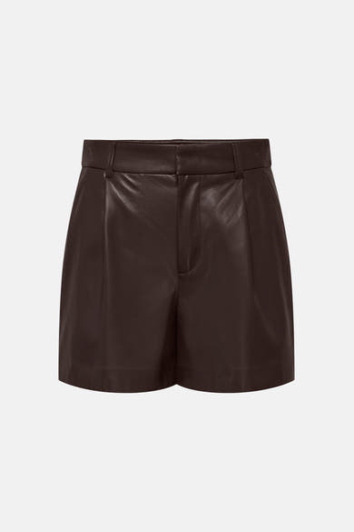 Short brun effet cuir ONLY® vu de face, avec taille à passants et poches avant.
