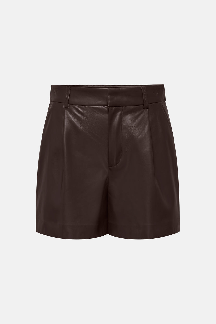 Short brun effet cuir ONLY® vu de face, avec taille à passants et poches avant.
