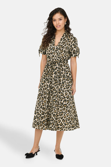 Robe multicolore à imprimé léopard de JDY, avec manches courtes nouées et ceinture assortie.