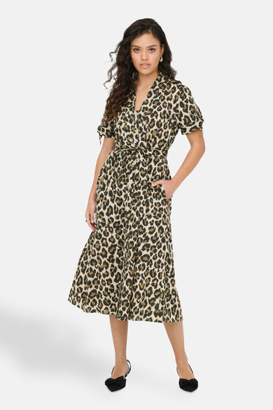 Robe à manches courtes multicolore de JDY avec imprimé léopard, ceinture nouée et poches.
