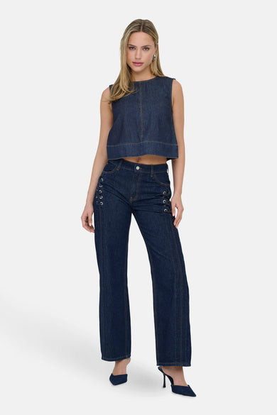 Mouwloos spijkerblouse in donkerblauw denim van JDY, gedragen met een bijpassende broek en pumps.
