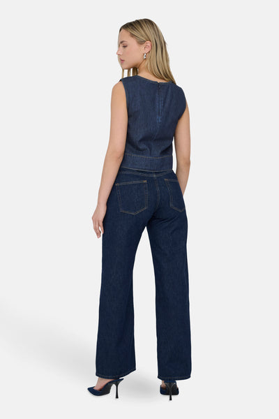 Donkerblauwe spijkerblouse van JDY, met ritssluiting aan de achterkant en gedragen met een bijpassende broek en hakken.