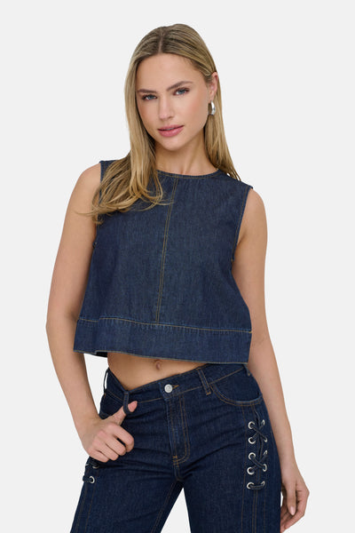 Donkerblauwe spijkerblouse van JDY, gedragen met een low-rise jeans met vetersluiting.