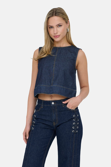 Mouwloos spijkerblouse in donkerblauw denim van JDY met zichtbare stiksels, gedragen met een bijpassende spijkerbroek.