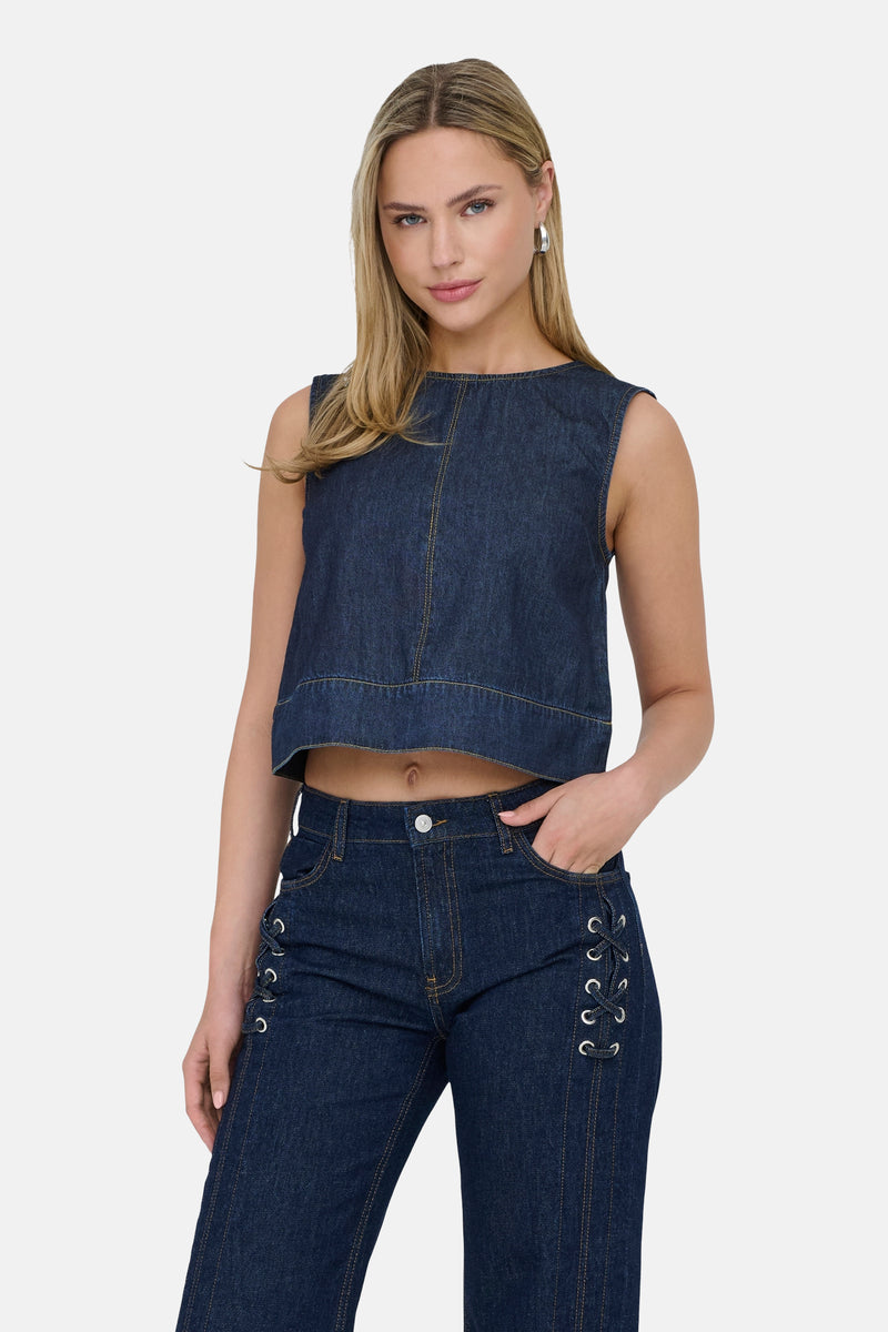 Mouwloos spijkerblouse in donkerblauw denim van JDY met zichtbare stiksels, gedragen met een bijpassende spijkerbroek.