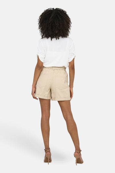 Korte beige short van JDY, gedragen met hakken en een wit T-shirt, van achteren gezien.