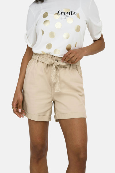 Short beige de JDY avec une ceinture nouée en corde, ourlets retroussés et imprimé sur le t-shirt.
