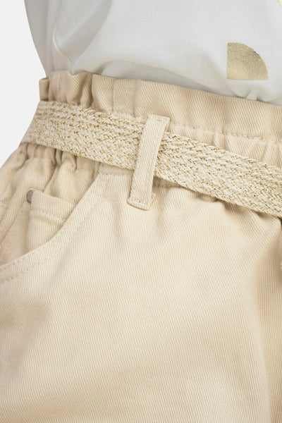 Short beige de JDY avec ceinture tressée dorée, poche avant et texture en denim.
