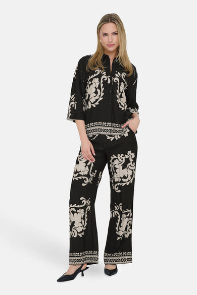 Chemise à manches longues noire de JDY avec un motif floral ivoire et pantalon assorti.
