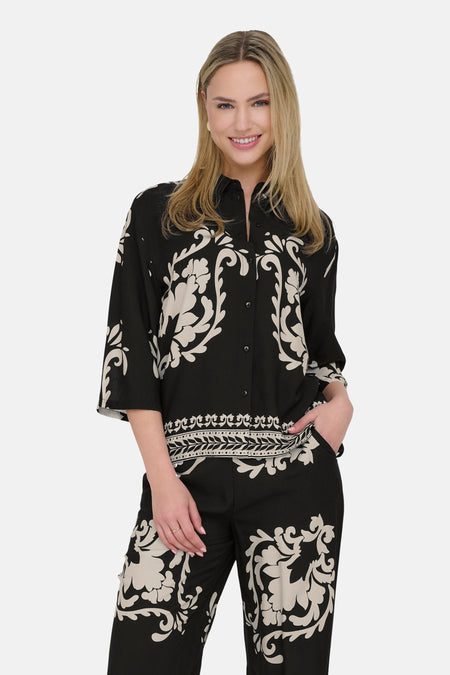 Zwart overhemd met lange mouwen van JDY, met bloemenprint en gedragen met een bijpassende broek.
