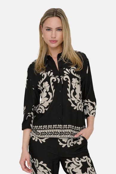Chemise à manches longues noire de JDY, avec motif ornemental beige et coupe décontractée.
