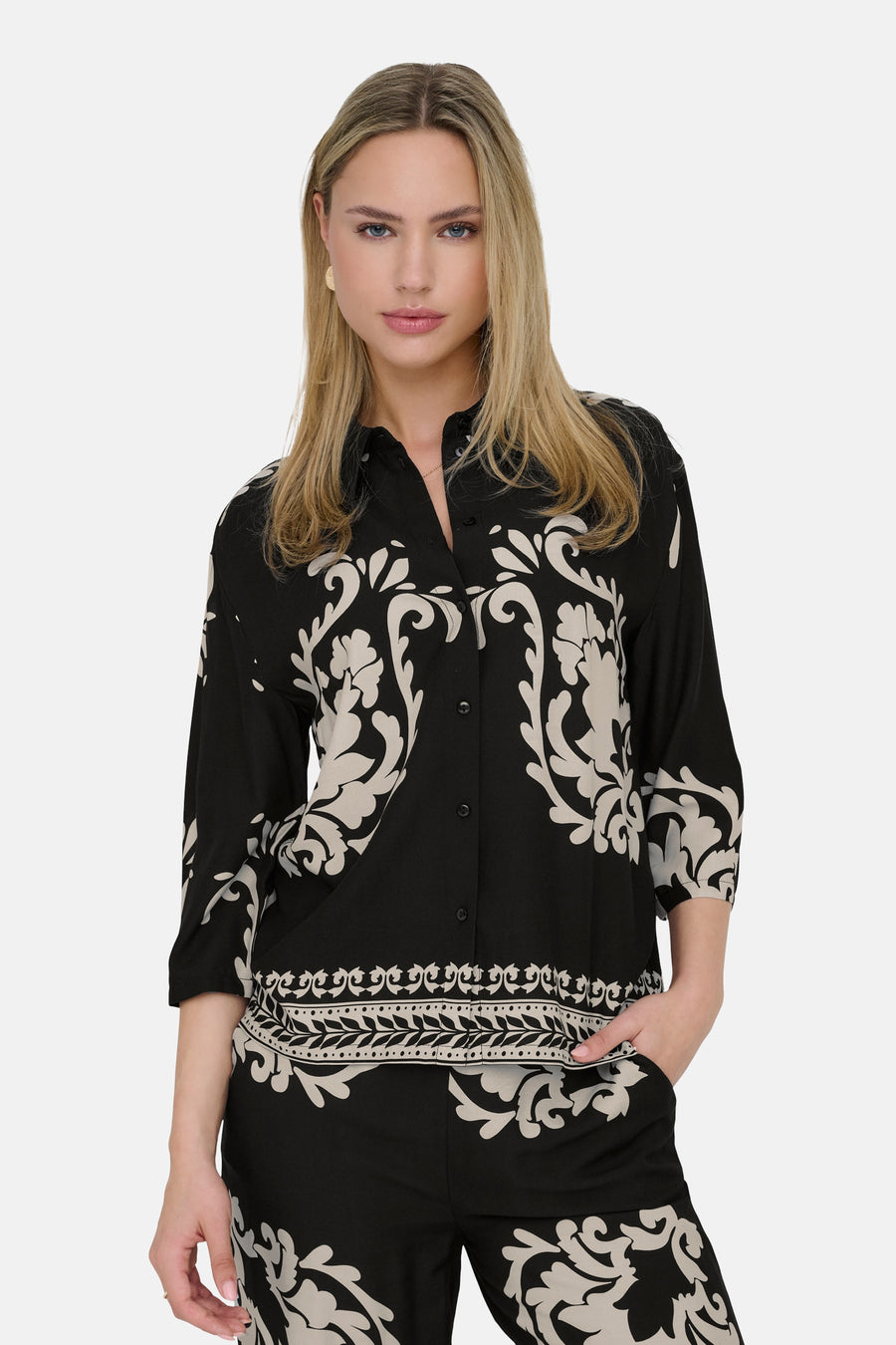 Chemise à manches longues noire de JDY, avec motif ornemental beige et coupe décontractée.
